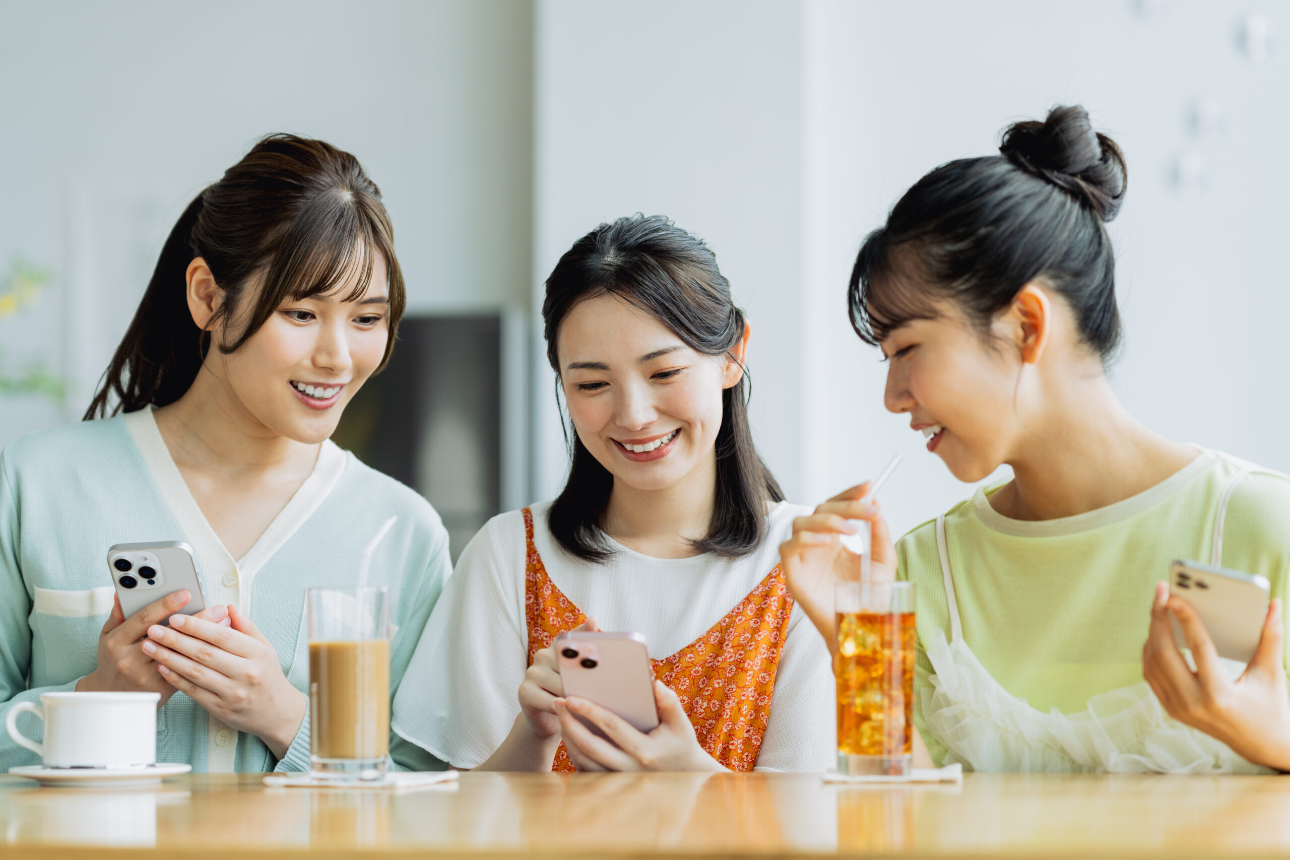 3人の女性が会話している様子